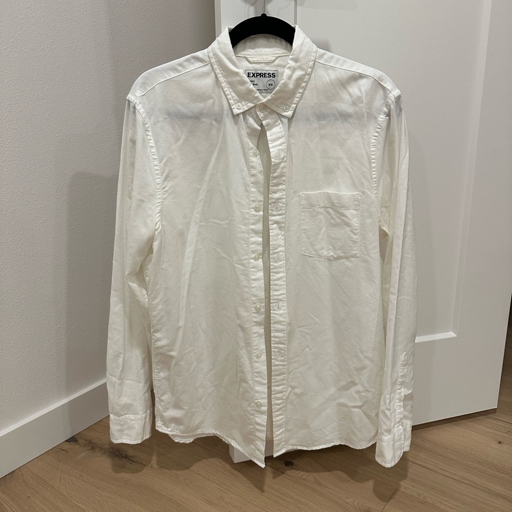 Express Classic soft wash long sleeve white button up dress shirt